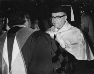 Dr. Honoris Causa. Con el rector de la UASD Hugo Tolentino Dipp. 1975