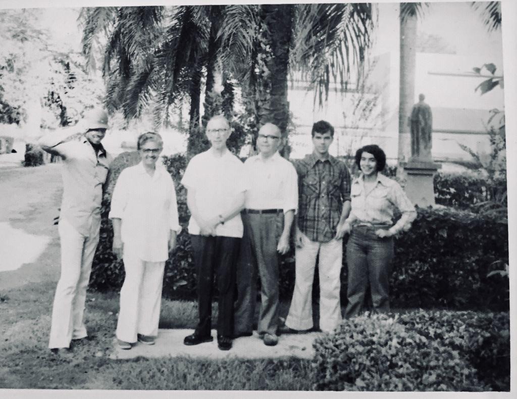 De izquierda a derecha: Martínez, Doña Consuelo de Marcano, el padre Mendías SJ, el profe Marcano, Eugenio Marcano M. y Ángela Guerrero. En la escuela agrícola de Dajabón.