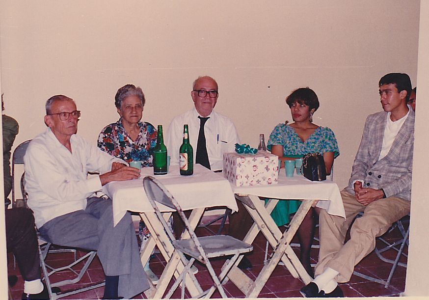 Con su esposa, Consuelo Martínez, padre CIcero y otros
