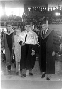 Dr. Honoris Causa. Con su madre, Clemencia Fondeur, y el rector de la UASD Hugo Tolentino Dipp. 1975