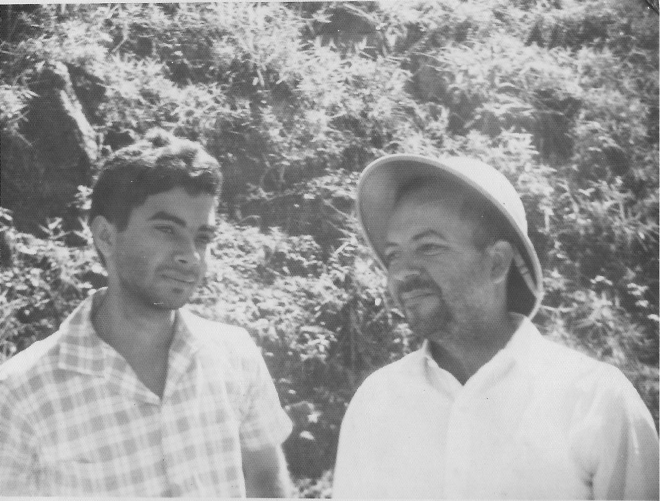 Prof Marcano con su hijo José. Valle Nuevo. 1962