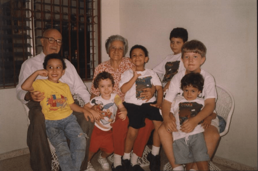 Eugenio Marcano y esposa, Consuelo Martínez y todos sus nietos