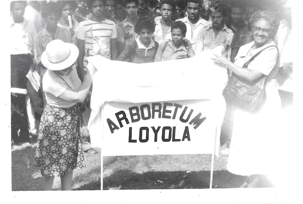 Foto P. Consueloen Arboretun Loyola 023 04 03